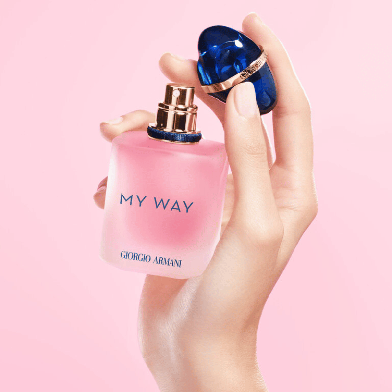 Trong Giorgio Armani My Way Floral thân chai thủy tinh trong suốt được thay thế bằng chai thủy tinh bán mờ mới lạ.